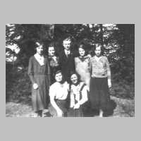 113-0030 Hildegard Mallunat, Frida Hinz, Gertrude Hinz, Frida Mallunat, Helmut Helmbrecht, Berta Mallunat und Lisbeth Poewe (Weissensee 1938).jpg